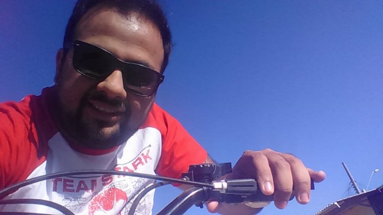 selfie de homem barbudo com oculos em sua bicicleta